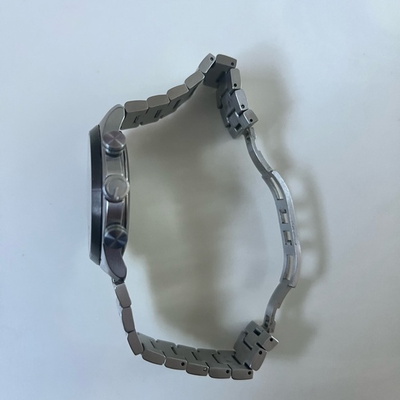 Gucci
G-Timeless Men's Watch - Picture 3 of 5